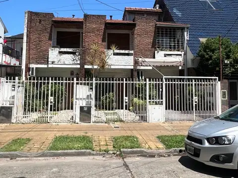 DUPLEX 3 AMBIENTES CON PATIO Y COCHERA A REFACCIONAR