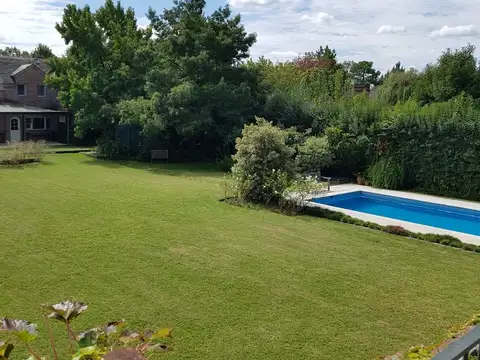 Casa 8 ambientes con 5 baños