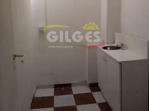 Alquiler de Oficina en Ramos Mejia  Céntrica a 3 cuadras de la Estación Muy buen Estado