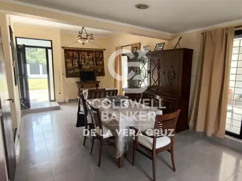 Casa 8 ambientes con 2 baños
