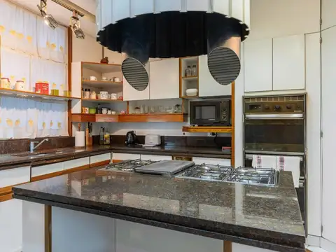 Departamento 8 ambientes con 4 baños