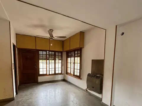 Casa con local al frente en ubicación privilegiada,  calle 10 y 25
