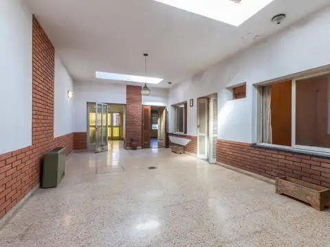 EN VENTA CASA DE TRES DORMITORIOS A REFACCIONAR EN BARRIO LAS HERAS