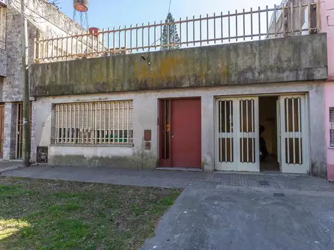 EN VENTA CASA DE TRES DORMITORIOS A REFACCIONAR EN BARRIO LAS HERAS