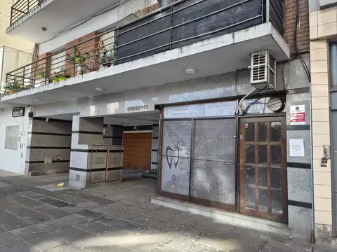Local + 4 espacios guarda en Venta Villa Urquiza a la calle