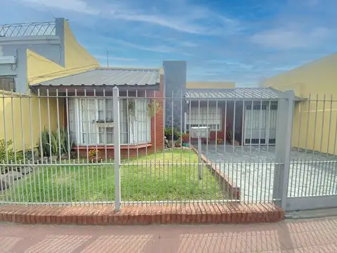 VENTA CASA 4 AMB. BERAZATEGUI C/PARQUE Y PILETA.