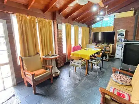 VENTA CASA 4 AMB. BERAZATEGUI C/PARQUE Y PILETA.