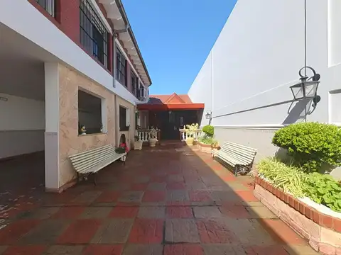 Casa en Venta con 4 cocheras