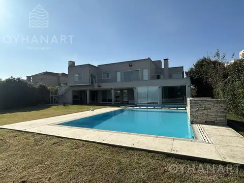 Casa en Alquiler con 2 cocheras