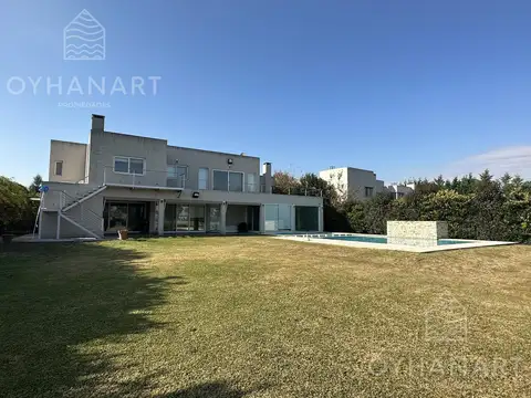 Casa 6 ambientes con 5 baños