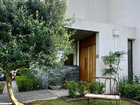 Casa 7 ambientes con 2 baños