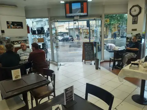 Excelente Cafetería Bar Gastronómico en esquina a una cuadra de plaza Flores