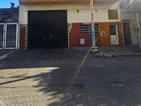 Casa en 2 Plantas ,5 Ambientes,Galpón/Cochera,Quincho .