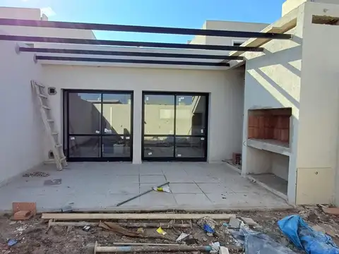 Casa 4 ambientes con 2 baños