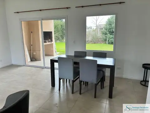 Casa 4 ambientes con 2 baños