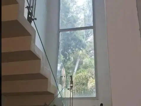 Casa en Alquiler con 4 cocheras