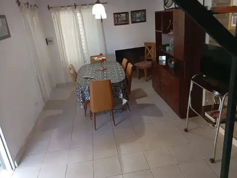 Casa 6 ambientes con 2 baños