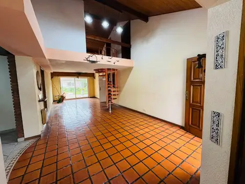 CASA EN VENTA/SAN ISIDRO/4 AMB/JARDÍN/PILETA