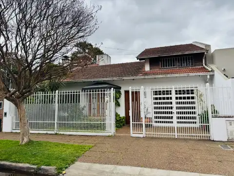 CASA EN VENTA/SAN ISIDRO/4 AMB/JARDÍN/PILETA