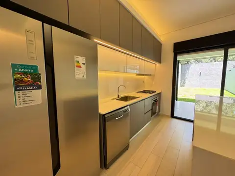 Casa en Alquiler con 2 cocheras