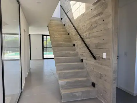 Casa 5 ambientes con 3 baños