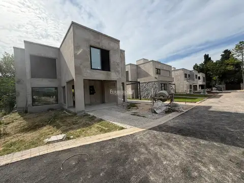 Casa en Venta con 4 cocheras