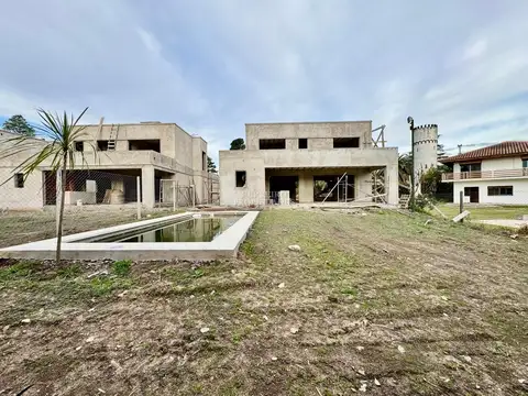 Casa en Venta con 4 cocheras