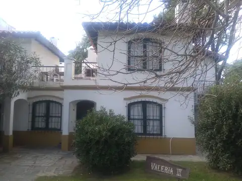 Construcción de estilo colonial de 62 m2 distribuidos en dos plantas. Funcional y Cálida.