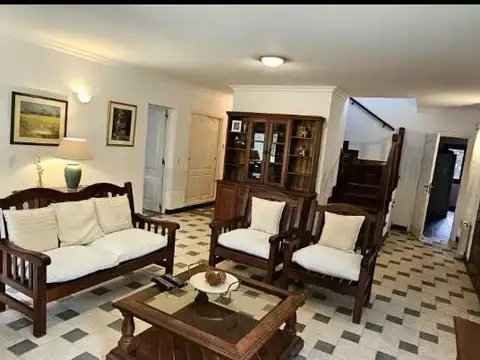 Casa 5 ambientes con 4 baños