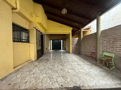 VENTA CASA 3 DORMITORIOS -TERRAZA Y COCHERA- EN ARROYITO