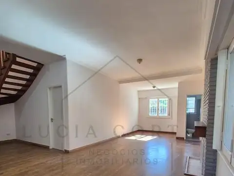Casa en Alquiler con 2 cocheras