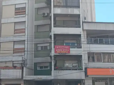 Amplio 2 amb en semipiso, al frente con balcón, de 44 m2 cub mas 5 m2 de balcón en inmejorable ubicación.