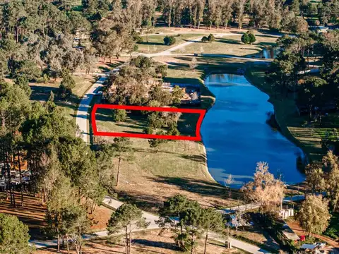 Lote de 1062 m2 en Barrio cerrado Aura sobre la laguna