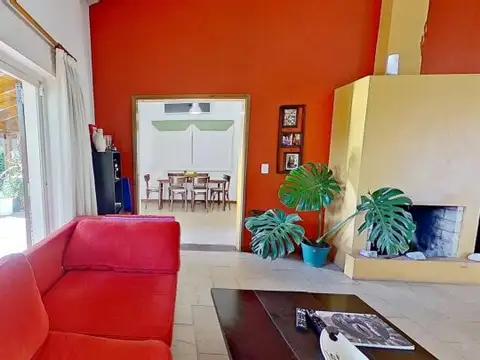 Vende Casa 4 dormitorios, Pileta, Quincho y Jardín en Ciudad Evita
