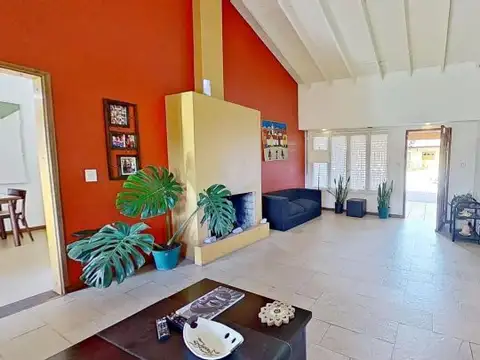 Casa 8 ambientes con 3 baños