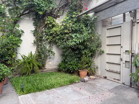 Casa en Palermo - en dos plantas , con parque , quincho y parrilla