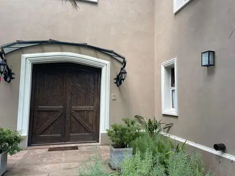 Casa en Alquiler con 4 cocheras
