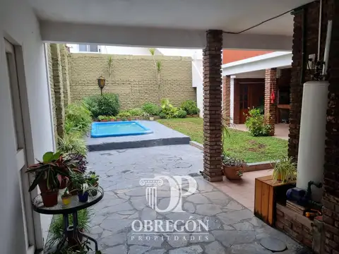 Casa 9 ambientes con 4 baños