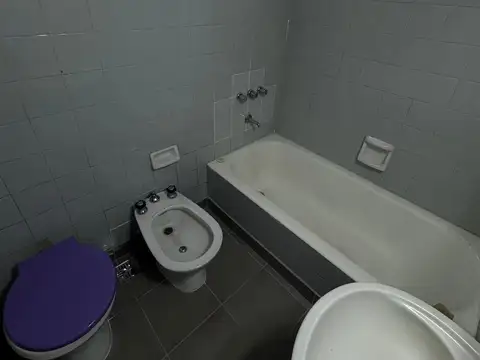Departamento dos ambientes al frente con balcon en alquiler