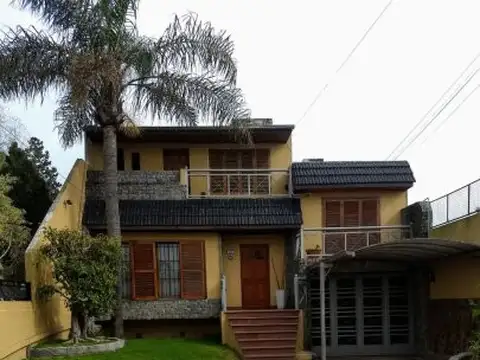 Venta - Amplio Chalet de 4 ambientes con pileta, en Castelar Sur - Moron
