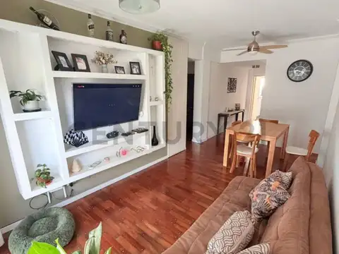 Departamento de 2 dormitorio + comodin, con cocina separada y un gran balcon.