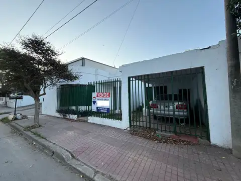 VENTA CASA 3 DORMITORIOS BARRIO JARDÍN COCHERA