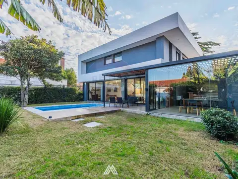 Casa en Venta con 2 cocheras