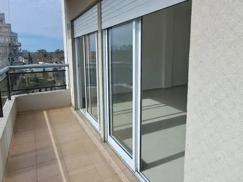 EXCELENTE Y MUY LUMINOSO 3 AMBIENTES AL FRENTE EN VILLA DEL PARQUE CON BALCÓN