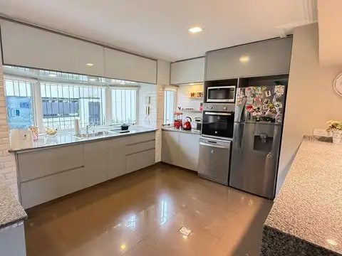 Casa en Venta con 3 cocheras