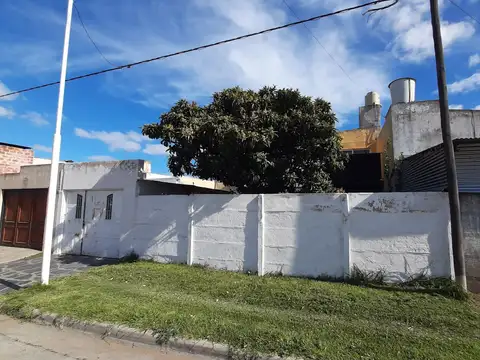 VENTA CASA 3 DORM. C/DEPTO - AV. BALBIN, TANDI