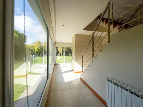 Casa 9 ambientes con 5 baños