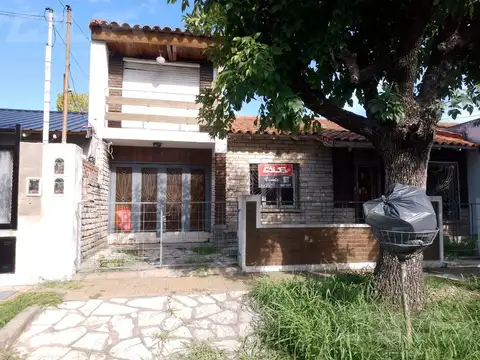 Chalet multifamiliar con amplio jardin y cocheras