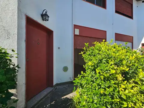 VENTA Casa 4 AMBIENTES HURLINGHAM ACEPTA PERMUTA