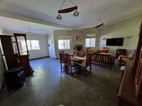 Casa 6 ambientes con 2 baños